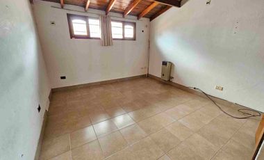 VENTA CHALET 3 1/2 AMB, GARAGE DOBLE, PATIO IMPECABLE Bº DON BOSCO