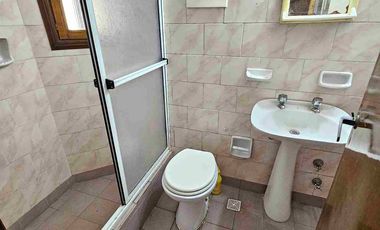 VENTA CHALET 3 1/2 AMB, GARAGE DOBLE, PATIO IMPECABLE Bº DON BOSCO