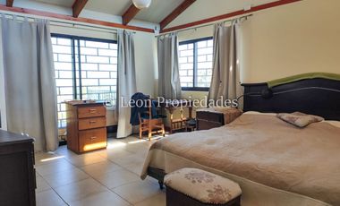 Leon Propiedades vende parcela con casa en condominio, sector Miraflores, Curacaví.