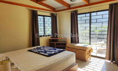 Leon Propiedades vende parcela con casa en condominio, sector Miraflores, Curacaví.