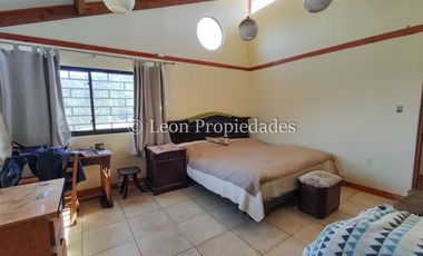 Leon Propiedades vende parcela con casa en condominio, sector Miraflores, Curacaví.