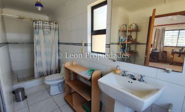 Leon Propiedades vende parcela con casa en condominio, sector Miraflores, Curacaví.