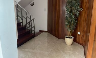 CASA EN VENTA EN SAN BORJA, REMODELADA CON ESTILO MODERNO, CERCA COLEGIO SAN IGNACIO DE RECALDE, CC CHACARILLA, CAMINOS DEL INCA