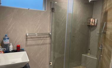 CASA EN VENTA EN SAN BORJA, REMODELADA CON ESTILO MODERNO, CERCA COLEGIO SAN IGNACIO DE RECALDE, CC CHACARILLA, CAMINOS DEL INCA