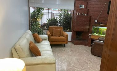 CASA EN VENTA EN SAN BORJA, REMODELADA CON ESTILO MODERNO, CERCA COLEGIO SAN IGNACIO DE RECALDE, CC CHACARILLA, CAMINOS DEL INCA