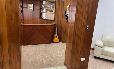 CASA EN VENTA EN SAN BORJA, REMODELADA CON ESTILO MODERNO, CERCA COLEGIO SAN IGNACIO DE RECALDE, CC CHACARILLA, CAMINOS DEL INCA