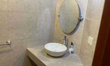 CASA EN VENTA EN SAN BORJA, REMODELADA CON ESTILO MODERNO, CERCA COLEGIO SAN IGNACIO DE RECALDE, CC CHACARILLA, CAMINOS DEL INCA