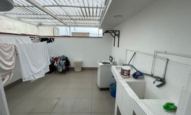 CASA EN VENTA EN SAN BORJA, REMODELADA CON ESTILO MODERNO, CERCA COLEGIO SAN IGNACIO DE RECALDE, CC CHACARILLA, CAMINOS DEL INCA