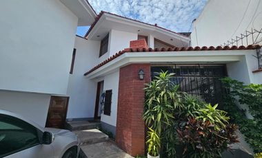 CASA EN VENTA EN SAN BORJA, REMODELADA CON ESTILO MODERNO, CERCA COLEGIO SAN IGNACIO DE RECALDE, CC CHACARILLA, CAMINOS DEL INCA