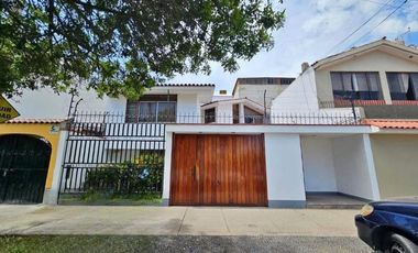 CASA EN VENTA EN SAN BORJA, REMODELADA CON ESTILO MODERNO, CERCA COLEGIO SAN IGNACIO DE RECALDE, CC CHACARILLA, CAMINOS DEL INCA