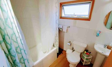 Se vende amplia propiedad individual de 4D y 2B. Con una cabaña de un piso de 1D y 1B en Valdivia.
 Ubicada en Los Fundadores.