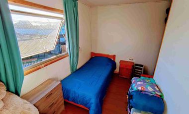 Se vende amplia propiedad individual de 4D y 2B. Con una cabaña de un piso de 1D y 1B en Valdivia.
 Ubicada en Los Fundadores.