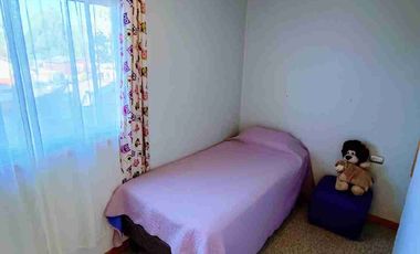 Se vende amplia propiedad individual de 4D y 2B. Con una cabaña de un piso de 1D y 1B en Valdivia.
 Ubicada en Los Fundadores.