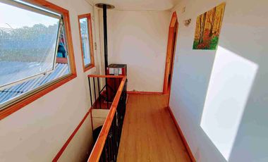 Se vende amplia propiedad individual de 4D y 2B. Con una cabaña de un piso de 1D y 1B en Valdivia.
 Ubicada en Los Fundadores.