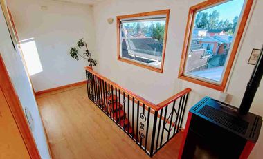 Se vende amplia propiedad individual de 4D y 2B. Con una cabaña de un piso de 1D y 1B en Valdivia.
 Ubicada en Los Fundadores.