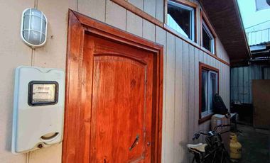 Se vende amplia propiedad individual de 4D y 2B. Con una cabaña de un piso de 1D y 1B en Valdivia.
 Ubicada en Los Fundadores.