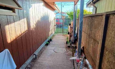 Se vende amplia propiedad individual de 4D y 2B. Con una cabaña de un piso de 1D y 1B en Valdivia.
 Ubicada en Los Fundadores.