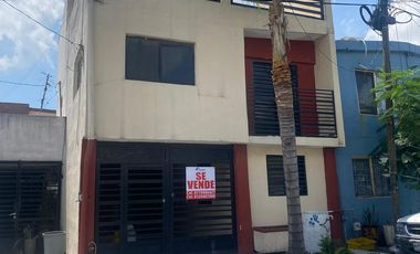 Casa en Venta en Los Fresnos I, Apodaca NL 3 Pisos 4 recamaras