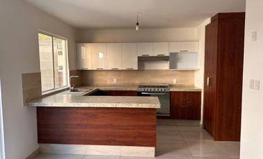 CASA EN CONDOMINIO EN RENTA $9,700.00 INCLUYE MATENIMIENTO