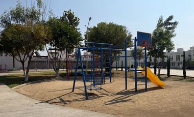 CASA EN CONDOMINIO EN RENTA $9,700.00 INCLUYE MATENIMIENTO