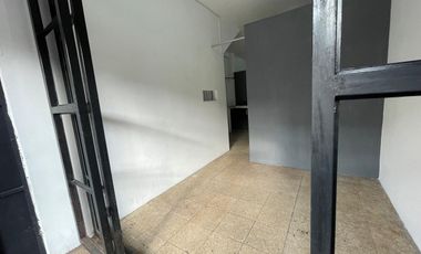 ALQUILO LOCAL COMERCIAL DE DOS AMBIENTES EN JOSE DE ANTEPARA Y ORIENTE. EXCELENTE UBICACION IDEAL PARA NEGOCIO O VIVIENDA