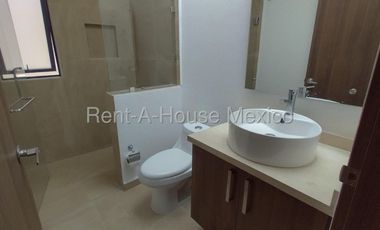 Departamento de 3 recámaras en segundo piso en renta en El Refugio, Querétaro