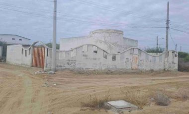 Salinas Frente a las Antenas de Tv Cable.