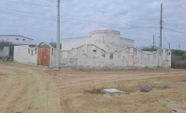 Salinas Frente a las Antenas de Tv Cable.