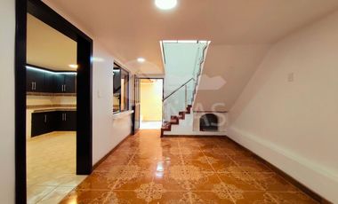 CASA AMPLIA EN RENTA, BAÑOS - CANCHAS SUAREZ