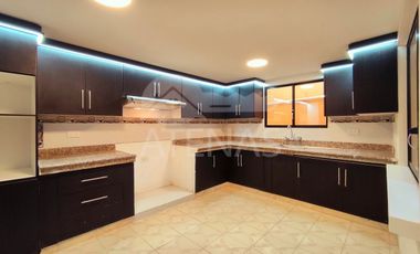 CASA AMPLIA EN RENTA, BAÑOS - CANCHAS SUAREZ