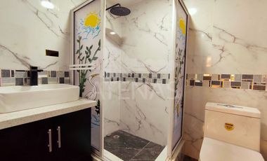 CASA AMPLIA EN RENTA, BAÑOS - CANCHAS SUAREZ