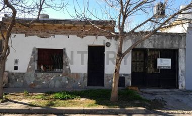 Venta de Casa de 2 dormitorios a reciclar en Zona Norte