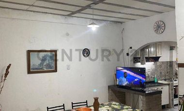 Venta de Casa de 2 dormitorios a reciclar en Zona Norte