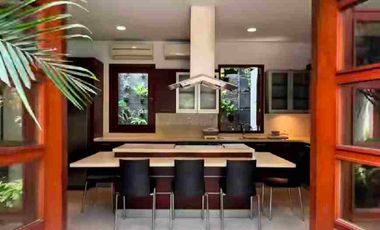 Dijual Rumah Mewah Seperti Villa  di tengah pusat Bisnis Cilandak