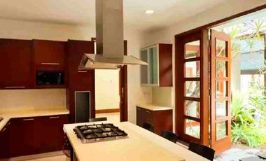 Dijual Rumah Mewah Seperti Villa  di tengah pusat Bisnis Cilandak