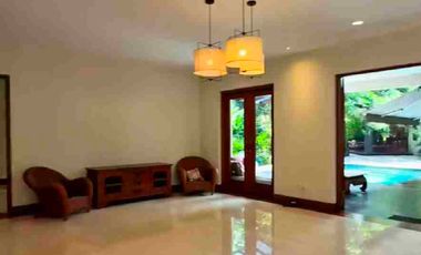 Dijual Rumah Mewah Seperti Villa  di tengah pusat Bisnis Cilandak