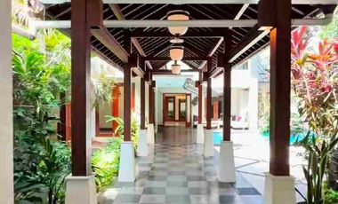 Dijual Rumah Mewah Seperti Villa  di tengah pusat Bisnis Cilandak