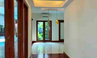 Dijual Rumah Mewah Seperti Villa  di tengah pusat Bisnis Cilandak
