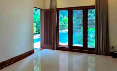 Dijual Rumah Mewah Seperti Villa  di tengah pusat Bisnis Cilandak