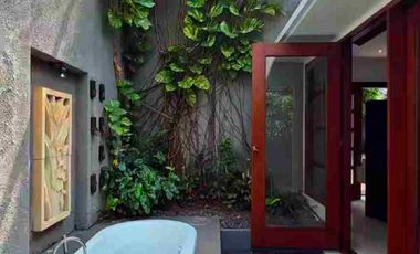 Dijual Rumah Mewah Seperti Villa  di tengah pusat Bisnis Cilandak