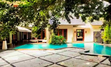 Dijual Rumah Mewah Seperti Villa  di tengah pusat Bisnis Cilandak