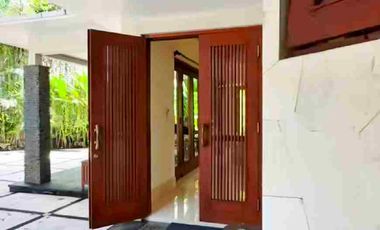 Dijual Rumah Mewah Seperti Villa  di tengah pusat Bisnis Cilandak