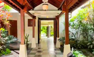 Dijual Rumah Mewah Seperti Villa  di tengah pusat Bisnis Cilandak