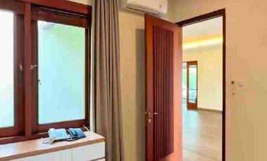 Dijual Rumah Mewah Seperti Villa  di tengah pusat Bisnis Cilandak