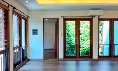 Dijual Rumah Mewah Seperti Villa  di tengah pusat Bisnis Cilandak