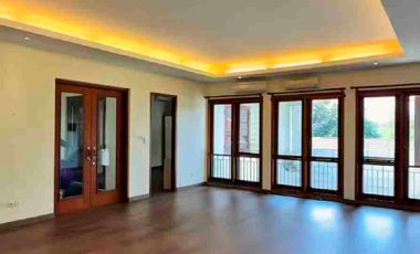 Dijual Rumah Mewah Seperti Villa  di tengah pusat Bisnis Cilandak
