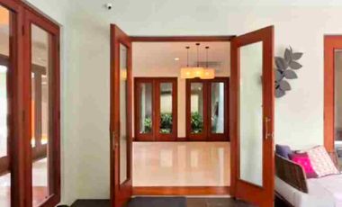 Dijual Rumah Mewah Seperti Villa  di tengah pusat Bisnis Cilandak