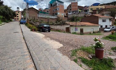 🏡✨ EN VENTA: Terreno Esquinero de 300m² en Urb. Conquistadores – ¡A pasos del Centro Histórico de Cusco! ✨🌍