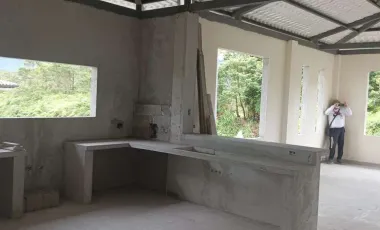 Invierte y personaliza: casa por terminar con 1.000 m² de terreno