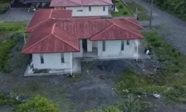 Invierte y personaliza: casa por terminar con 1.000 m² de terreno